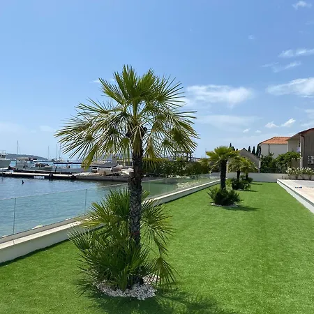 Royal Dutch 10 * Trogir