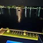 Royal Dutch 10 Apartment *