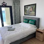 Royal Dutch 10 Apartment *