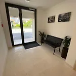 Royal Dutch 10 Apartment *